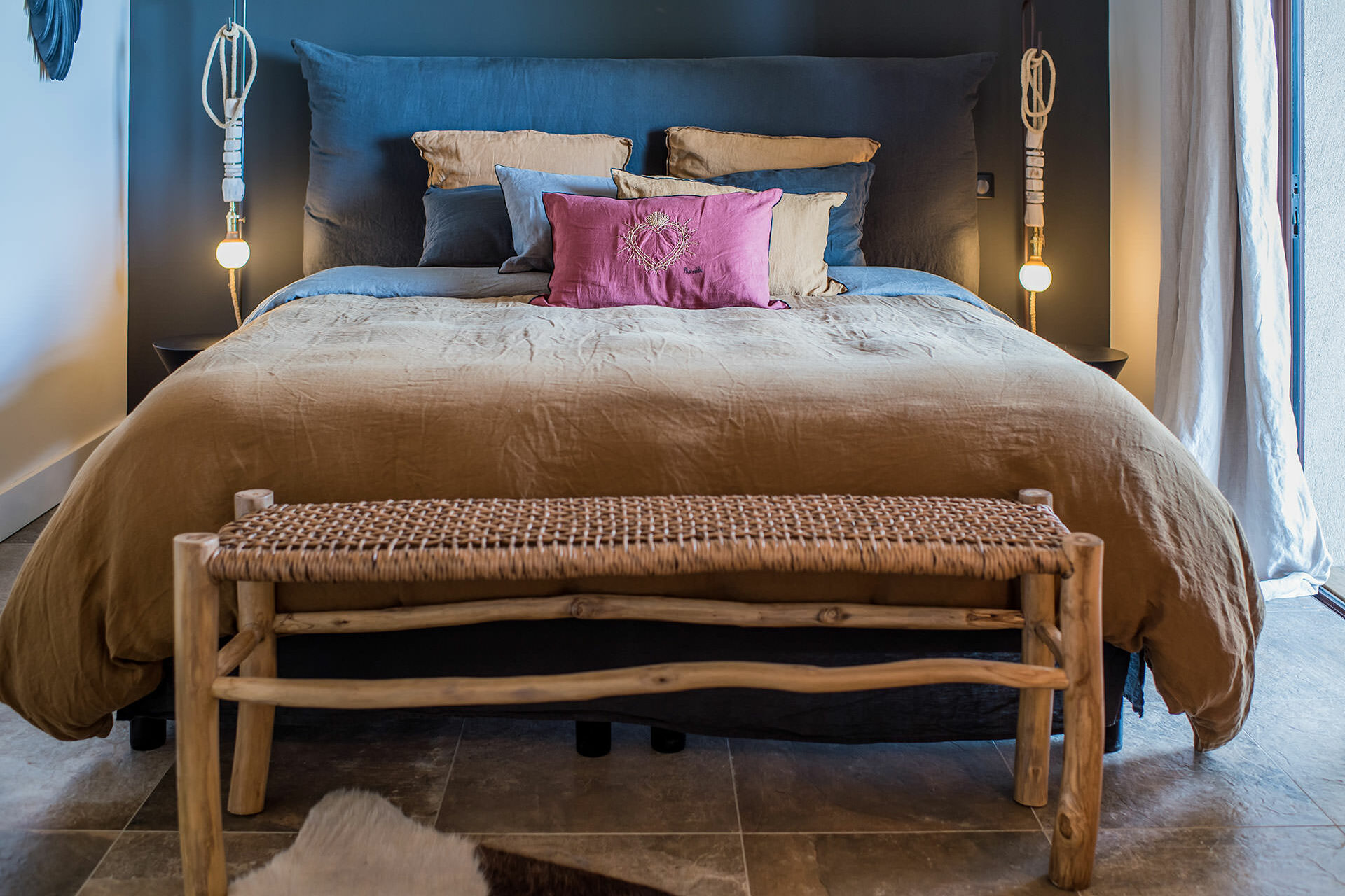Hébergement en chambres d'hôtes Corse, chambre Muredda, linge lit en lin, baladeuses Mare&Luce