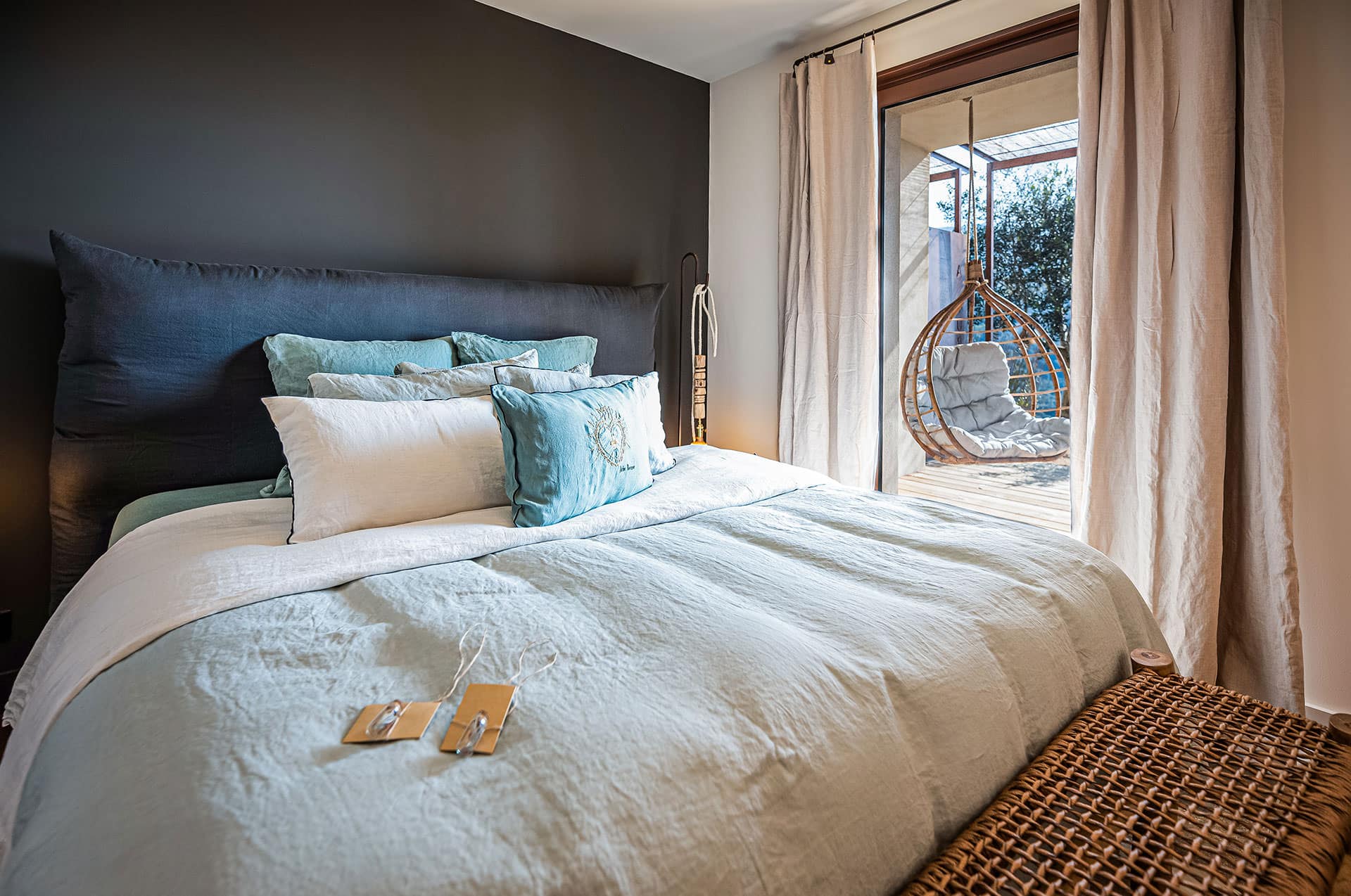 Bed and Breakfast Corse, hébergement chambre hôtes, linge de lit en lin, baladeuse en bois flotté Mare&Luce, fauteuil suspendu en rotin