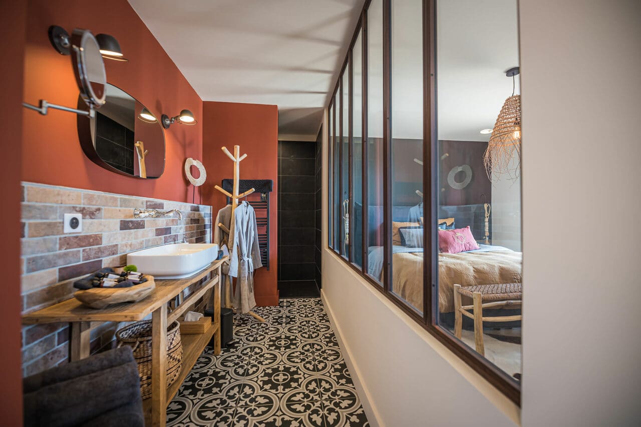 Salle de bain de la chambre d hote Muredda, verriere métal, décoration bohème chic