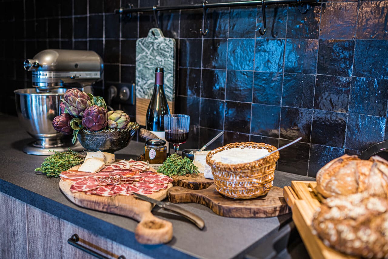 table hôtes Terre de Maquis Corse, planches charcuterie, charcuterie corse, brocciu