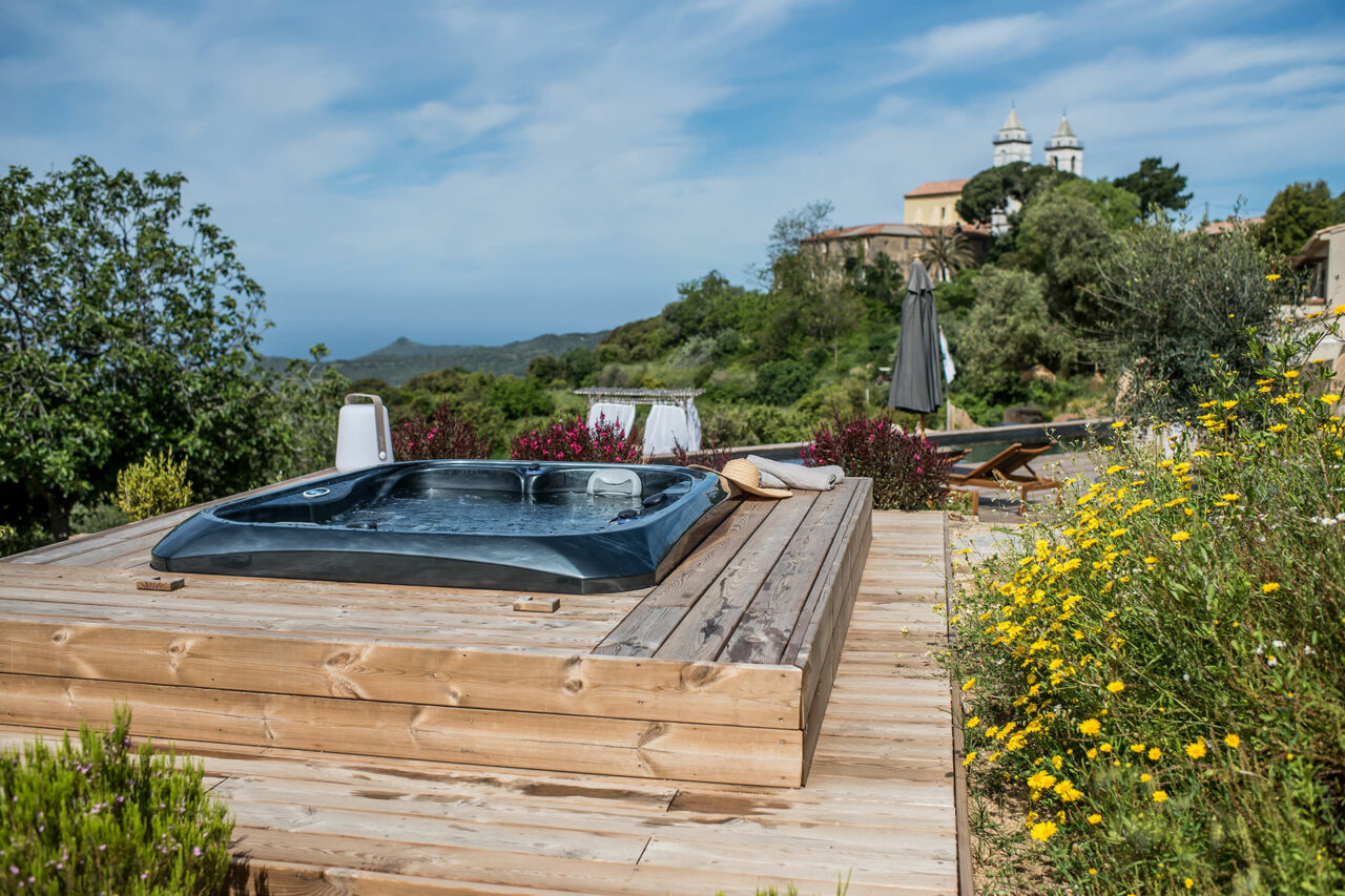 Jacuzzi en corse, détente, vue mer, vue eglise St Martin Sari d'orcino