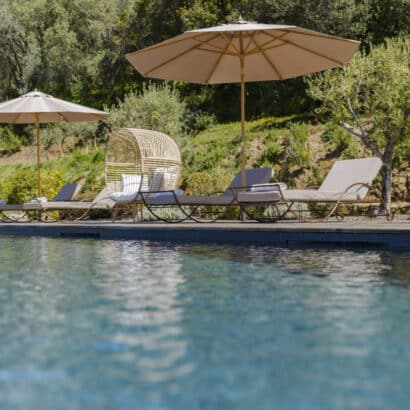 maison d'hotes de charme corse du sud à Sari d'Orcino - entre Ajaccio et Cargèse - piscine chauffée - vue mer - végétation méditerranéenne - transats - parasols - fauteuils cocon