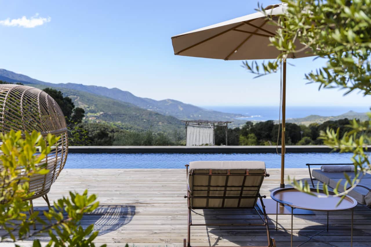 maison d'hotes de charme corse du sud à Sari d'Orcino - entre Ajaccio et Cargèse - piscine chauffée - vue mer - végétation méditerranéenne - transats - parasols - fauteuils cocon