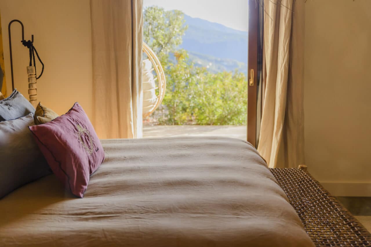 maison d'hotes de charme corse du sud à Sari d'Orcino - vue mer - chambre Muredda - décoration bohème chic - linge de lit en lin - lit king size