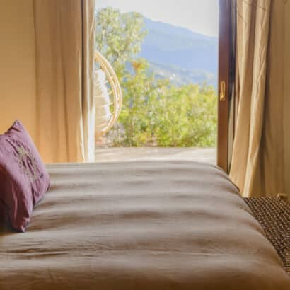 maison d'hotes de charme corse du sud à Sari d'Orcino - vue mer - chambre Muredda - décoration bohème chic - linge de lit en lin - lit king size