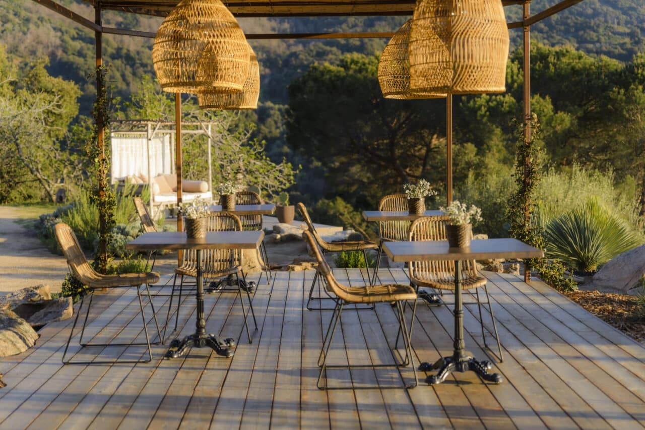Terrasse maison d'hotes de caractère Terre de Maquis en Corse du Sud - petit déjeuner - décoration bohème chic - pergola