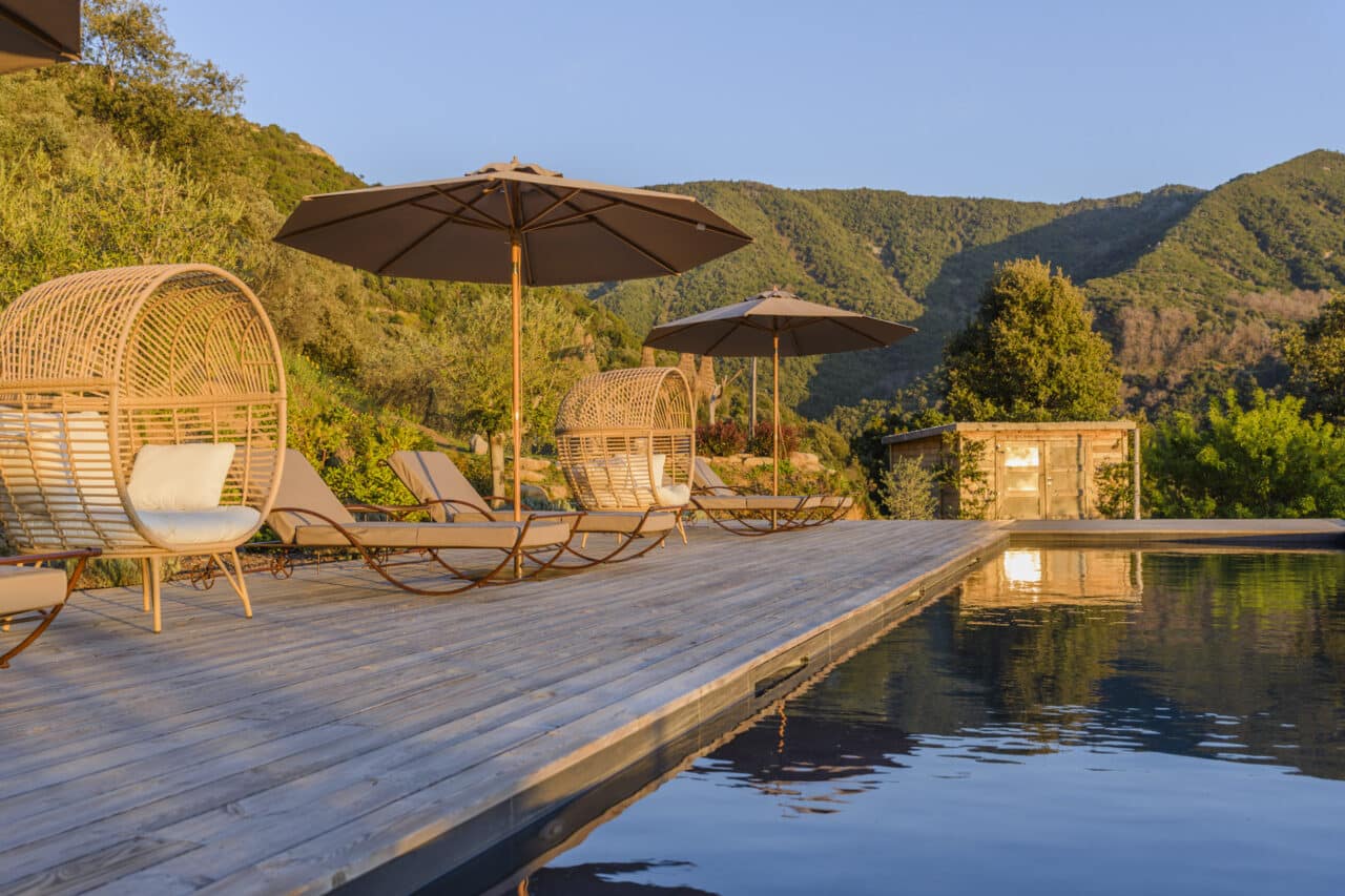 Maison d hote en Corse du Sud avec piscine chauffée - transat - parasol - fauteuil cocon