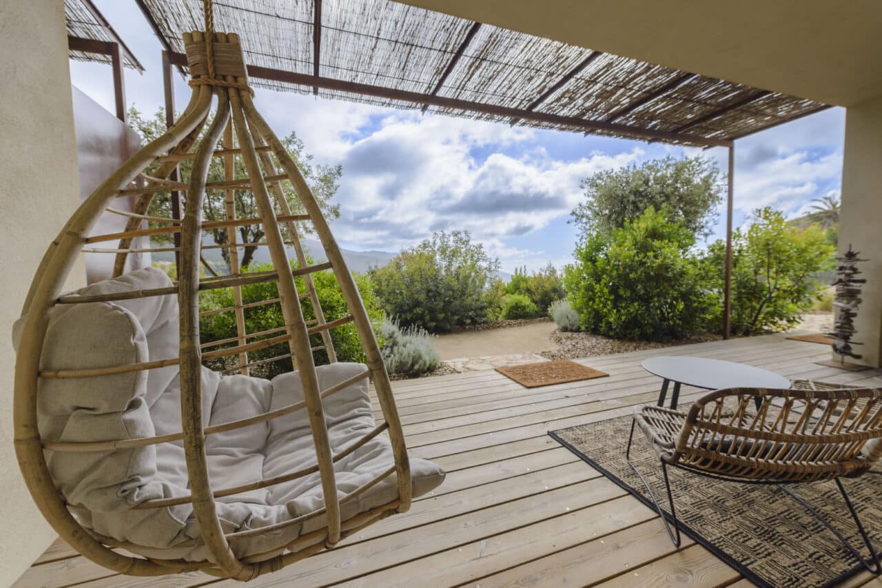 maison d'hotes de charme corse du sud à Sari d'Orcino - vue mer - chambre Arba Barona - vue mer depuis le fauteuil suspendu